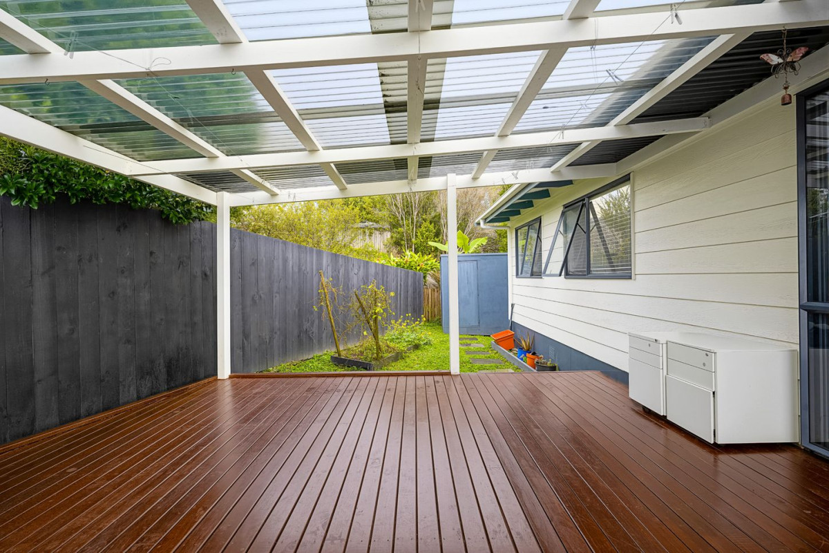 Renovated 3 beds 1 bath house with car parks on 404m2 section, currently rented, easy access to local schools, Glen Eden shops, train station, library, and New Lynn amenities. Zoned for Green Bay High School, 30A Leo Street, Glen Eden, Auckland