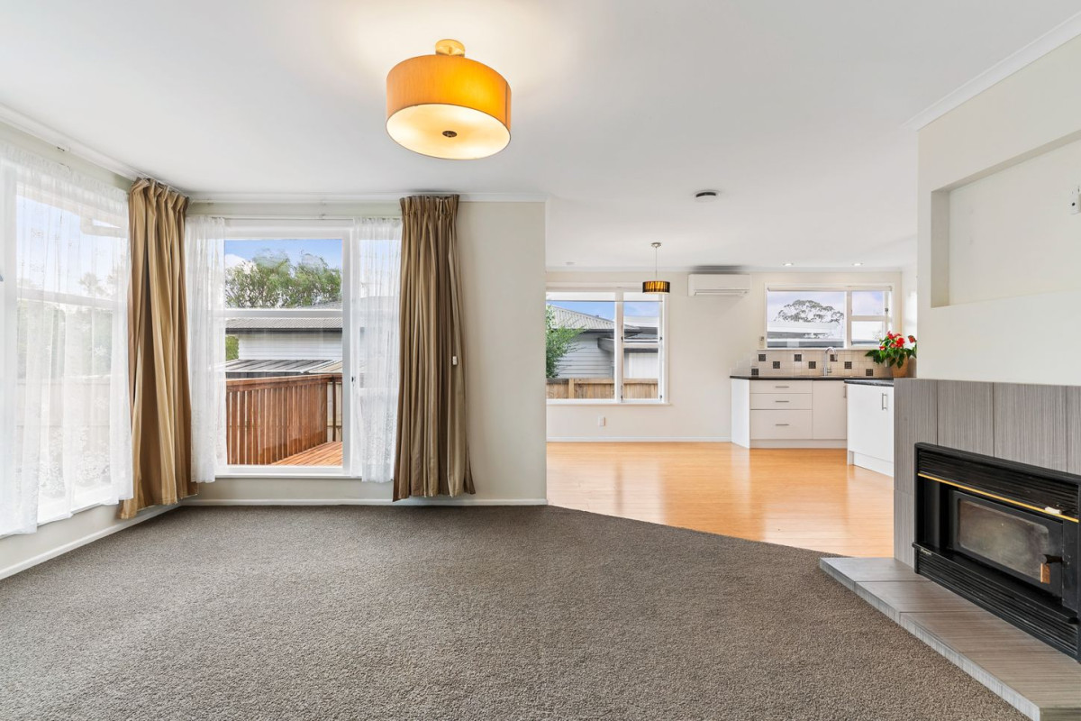 675m2 section, Renovated 4 beds 2 baths house with standalone garage, oned for Anchorage Park School, Pakuranga Intermediate, and Edgewater College, Nearby to Pakuranga Town Centre and a short drive to Botany Town Centre, 9 Osprey Street, Pakuranga, Auckland