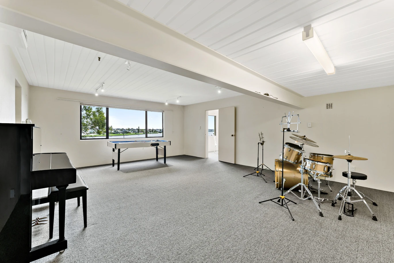 Overseas Vendor Must sell, 720m2 Sea views 5 beds 5 baths house with triple garage and A self-contained guest wing, car room, music room, office, swimming pool, the full-sized tennis court. A sauna, private gym, and children’s playground, direct beach access from the backyard for sunrise kayaking, moments from Half Moon Bay’s shops, 38 Venus Place, Half Moon Bay, Auckland