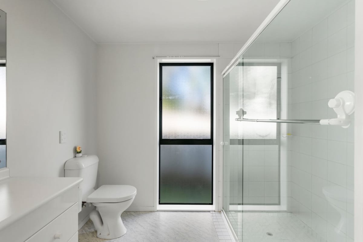 225m2 4 beds 2 baths house with double garage on 741m2 section, zoned for Cockle Bay School, Shelly Park School, Somerville Intermediate and Howick College. close to Meadowlands Shopping Centre, Botany Town Centre, 6 Sharples Place, Somerville, Auckland