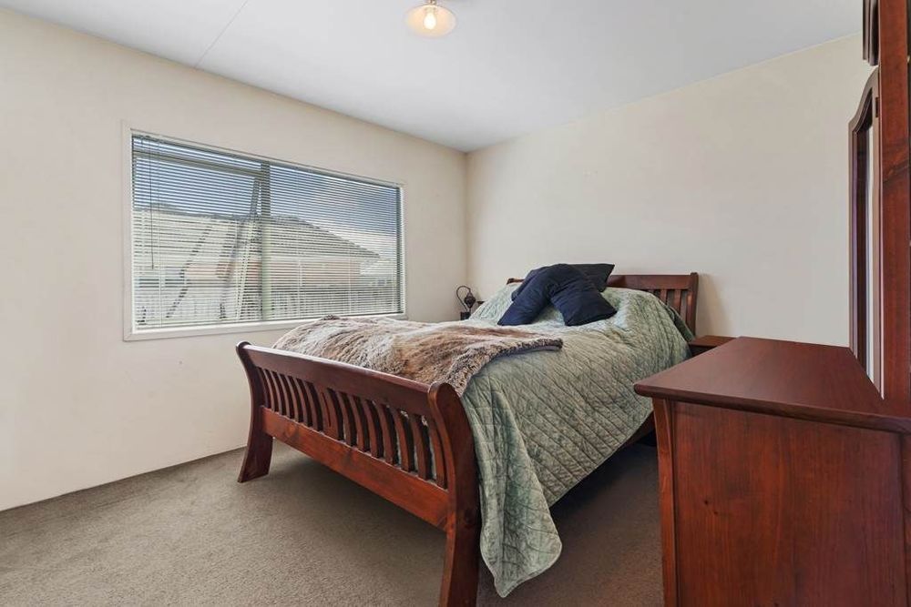 Standalone 3 beds 1 bath house with double garage on 414m2 section, Stroll to Te Atatu Peninsula Market, easy motorway access, 0.2 km to Matipo Road School, 0.9 km to Te Atatu Intermediate, 10A Holman Road, Te Atatu Peninsula, Auckland