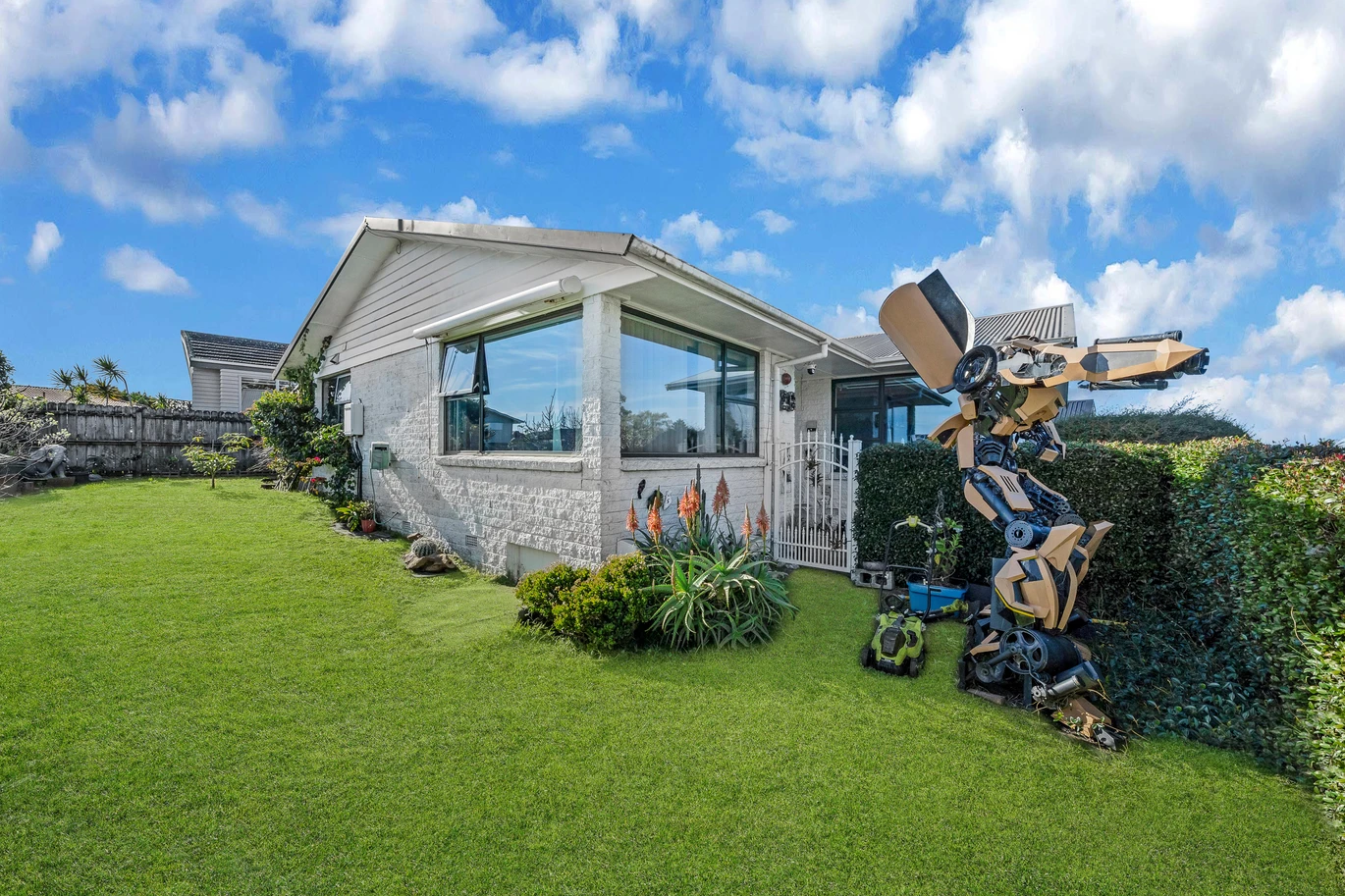 675m2 corner site, Opposite to a Park, 5 beds 3 baths house with double garage, zoned for Sunnyhills School, Farm Cove Intermediate, and Pakuranga College, with both Sunnyhills School and St Kentigern College within walking distance, The owner has obtained the neighbouring property’s consent for stormwater access, 29 The Boulevard Sunnyhills, Auckland