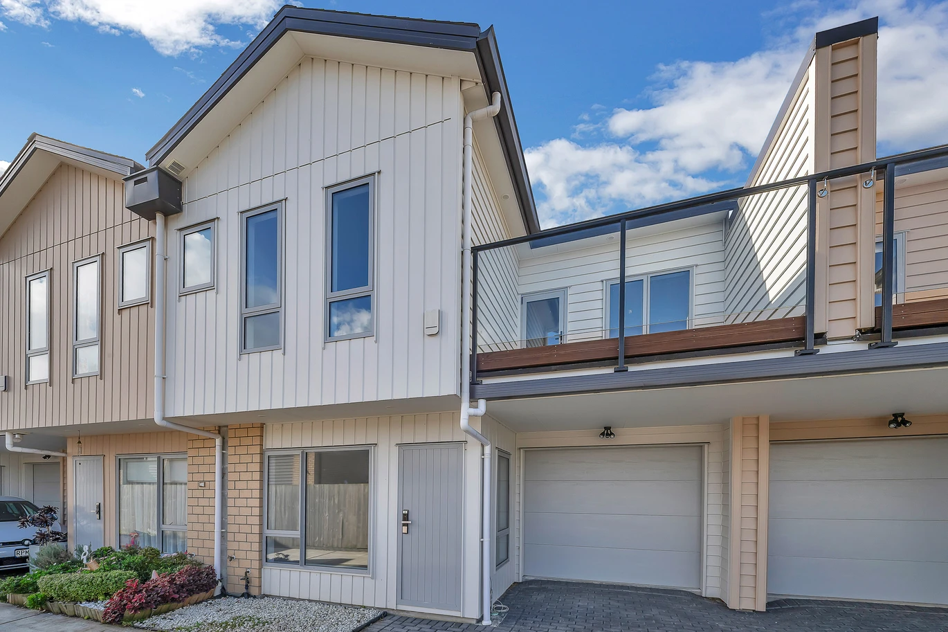 4 beds 2.5 baths home with garage, close to town centre schools, easy motorway centre, 92B Luke Street, East Otahuhu, Auckland