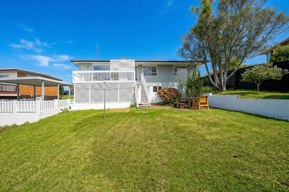 190m2 3 beds 1 bath house with garage on 723m2 section, upstairs 3 beds 1 bath kitchen and lounge, Downstairs opens up a world of possibilities. With a large, flexible area ready for transformation, Whether it’s creating room for extended family, a private retreat, a home business, or adding serious value, the choice is yours, 41 Spence Road, Henderson, Auckland