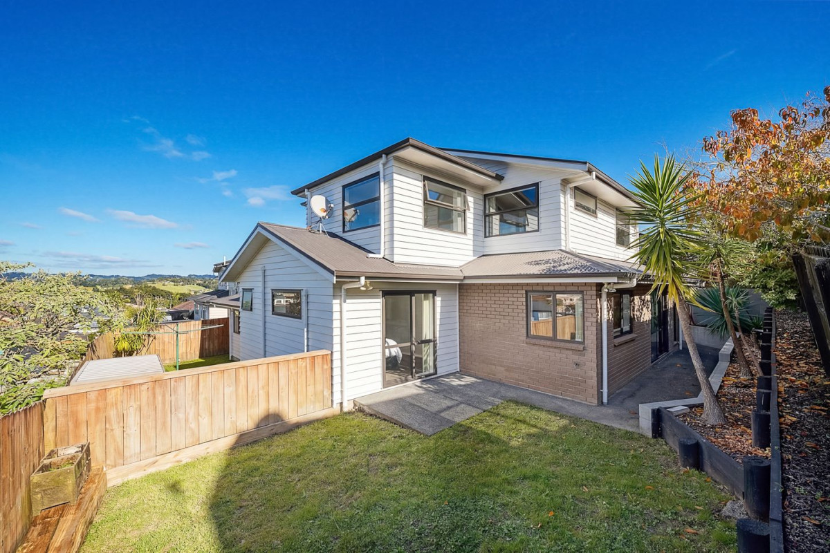 Owners Relocating, 163m2 3 beds 2.5 baths house with double garage on 364m2 section, close to local schools, shops, and public transport, with Sturges Road Train Station just a short distance away, plus easy access to the amenities of Henderson and Lincoln Road, 4B Virginia Street, Henderson, Auckland