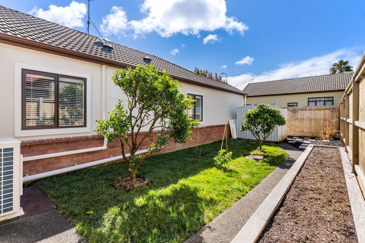 Vendor relocating overseas, 170m2 4 beds 2.5 baths house on 612m2 section, Direct access to the neighbouring reserve and playground, Walking distance to Pinehurst School and Kristin School, Close to Albany shopping, dining, public transport and motorway access, 33 Northwood Avenue, Albany, , Auckland