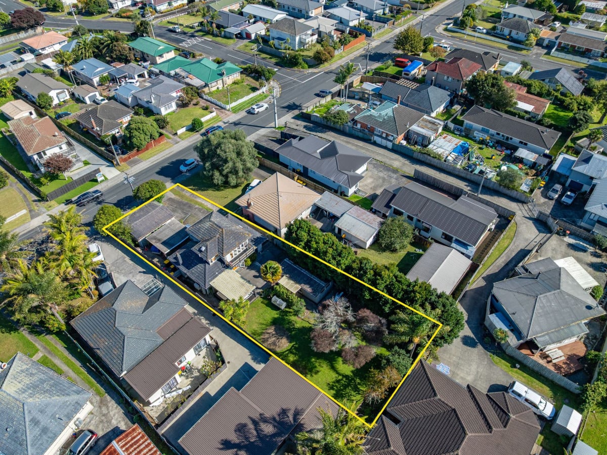 3 beds 2 baths house with double garage and carport on 809m2 section, schools nearby, including Edmonton School, Freyberg Community School, Rangeview Intermediate, Rutherford College, and Henderson High School. Local shops, parks, public transport, and motorway access are all within easy reach, 37 Strid Road Te Atatu South, Auckland