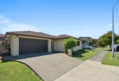 For rent, 4 beds 3 baths house with double garage, Available on 8th June, 74 Baverstock Road, Flat Bush, Auckland