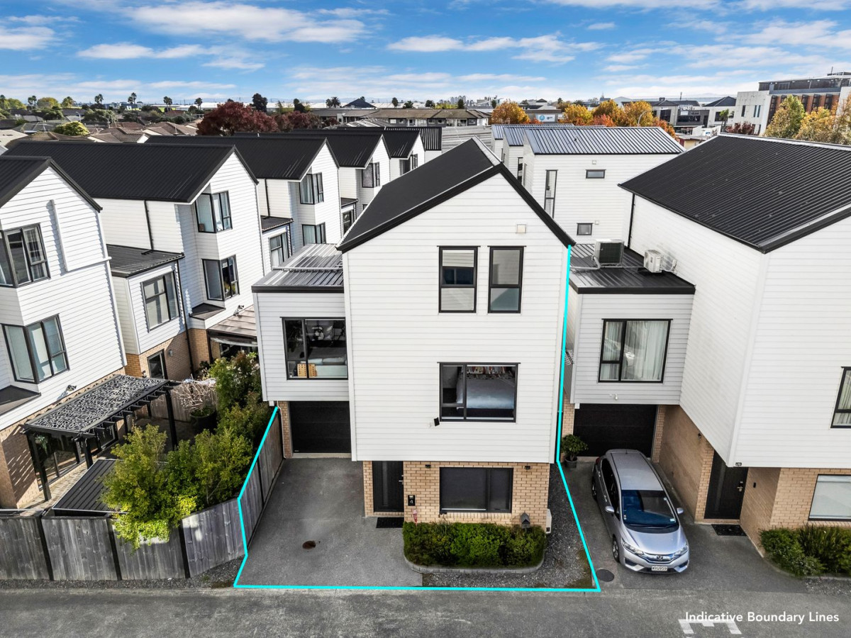 201m2 Freehold 4 beds ( 1 ensuite) + large flexi room 2.5 bath house with garage, Zoned for Sancta Maria College and located close to Ormiston Town Centre, Botany Town Centre, Ormiston Hospital, local parks, schools, 4 Manahau Lane, Flat Bush, Auckland