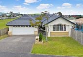 NECT to a reserve, 230m2 5 beds (2 ensuites) 3 baths house with double garage on 650m2 section, Minutes to the golf course, and Botany Town Centre. zoning for Botany Downs School, Howick Intermediate, Howick College and Pakuranga College, 24 Corta Bella Place, Golflands, Auckland