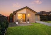 120m2 Brick and tile 3 beds 2 baths house with garage on 351m2 section, just moments from Glen Eden’s vibrant village centre with its array of cafes, shops, and supermarkets. The Glen Eden train station, Zoned for local schools including Glen Eden School and near popular parks like Parrs Park, 23 Anna Lane, Glen Eden, Auckland