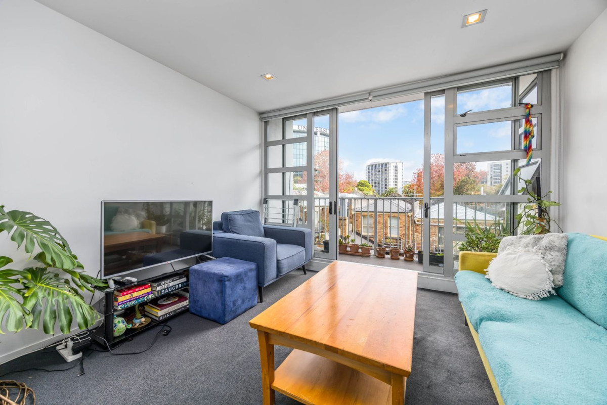 Double Grammar school zone, Leasehold 2 beds 1 bath 1 car park apartment, currently tenanted on a periodic tenancy (since 2024), and the tenant is willing to continue renting, zoned for Auckland Grammar and Auckland Girls Grammar school, Walking distance to Auckland University, Queen Street, and K’ Road, 3B/56 Liverpool Street, Auckland