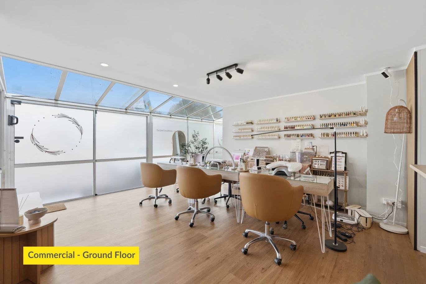 Freehold 754m2 in a Use / Commercial Zone, 300m2 floor area, 4 beds 1 bath house, A high-visibility storefront or office area (2 offices, lounge, kitchenette, toilet), 1 garage space, 2 carport spaces and 5 off street parks, minutes away from major transport links, shopping hubs, and local amenities, 118 Pakuranga Road, Pakuranga, Auckland