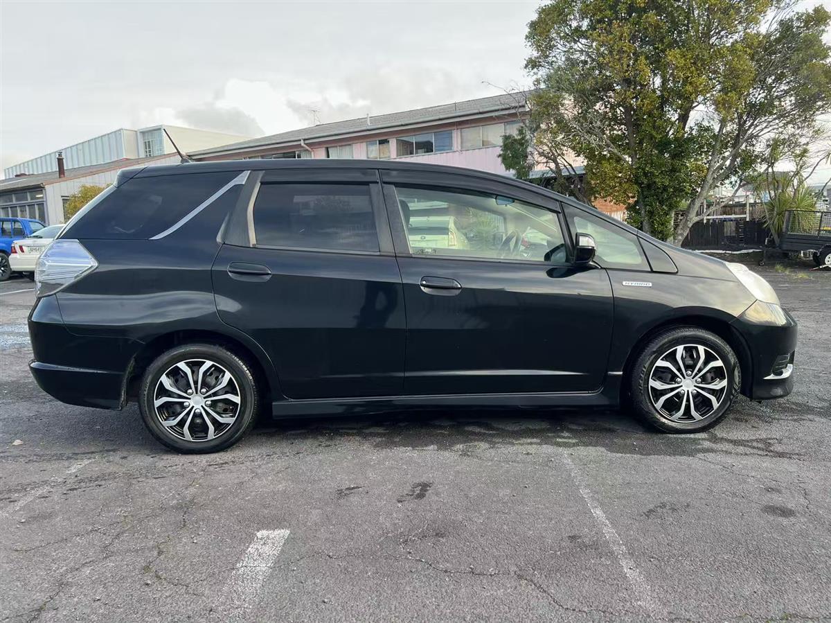 2013 Honda Fit SHUTTLE HYBRID Hatchback Automatic, 5 seats, Black, 1 owner, Petrol, 1,339 cc, 140,902 km