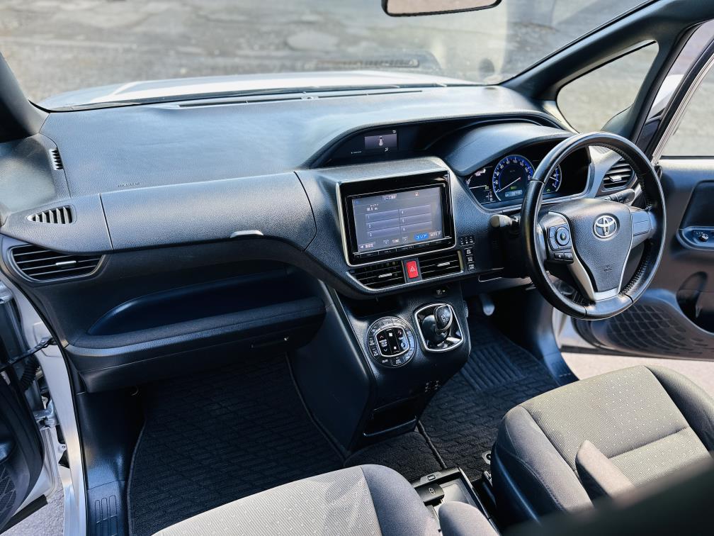 2014 Toyota Voxy HYBRID !! HIGH SPEC !! Van Tiptronic, 7 seats, New Import, Hybrid, 1,800 cc, 99,737 km