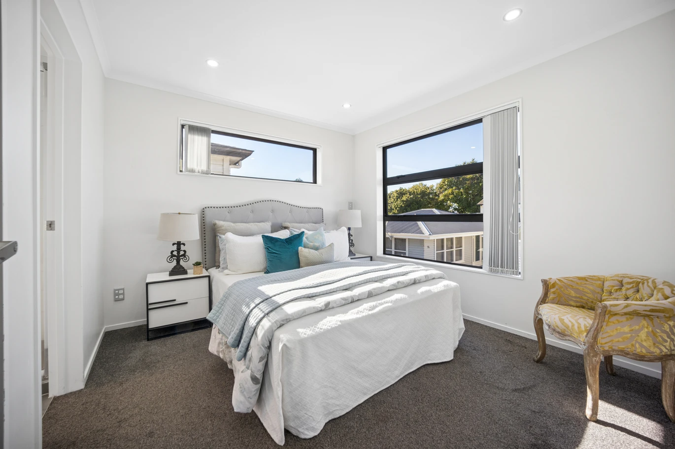 Standalone 4 beds 2.5 baths home with garage, close to schools, shopping centres, parks, easy motorway access, 52B Kimpton Road Papatoetoe, Auckland