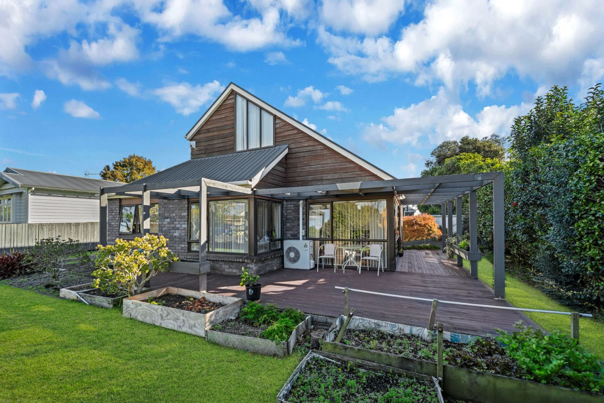 Brick and weatherboard 3 beds 2.5 baths house with double garage, within walking distance to the cinema, cafés, shops, restaurants, and other everyday amenities, 112 Edinburgh Street, Pukekohe, Auckland