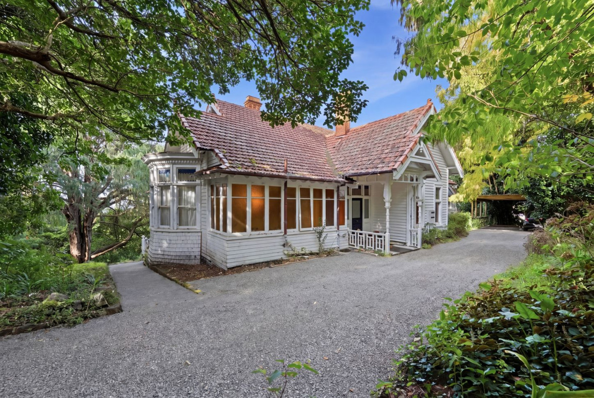 4421m2 section, Motivated vendor, Double Grammar school zone, total 9 beds 4 baths 6 car parks, zoned for Epsom Girls Grammar School and Auckland Grammar School, easy access to Westfield Newmarket, motorway connections, With three separate entrances, the estate is believed to have formerly been associated with Auckland’s first mayor, 74 & 76 Gillies Avenue, Epsom, Auckland