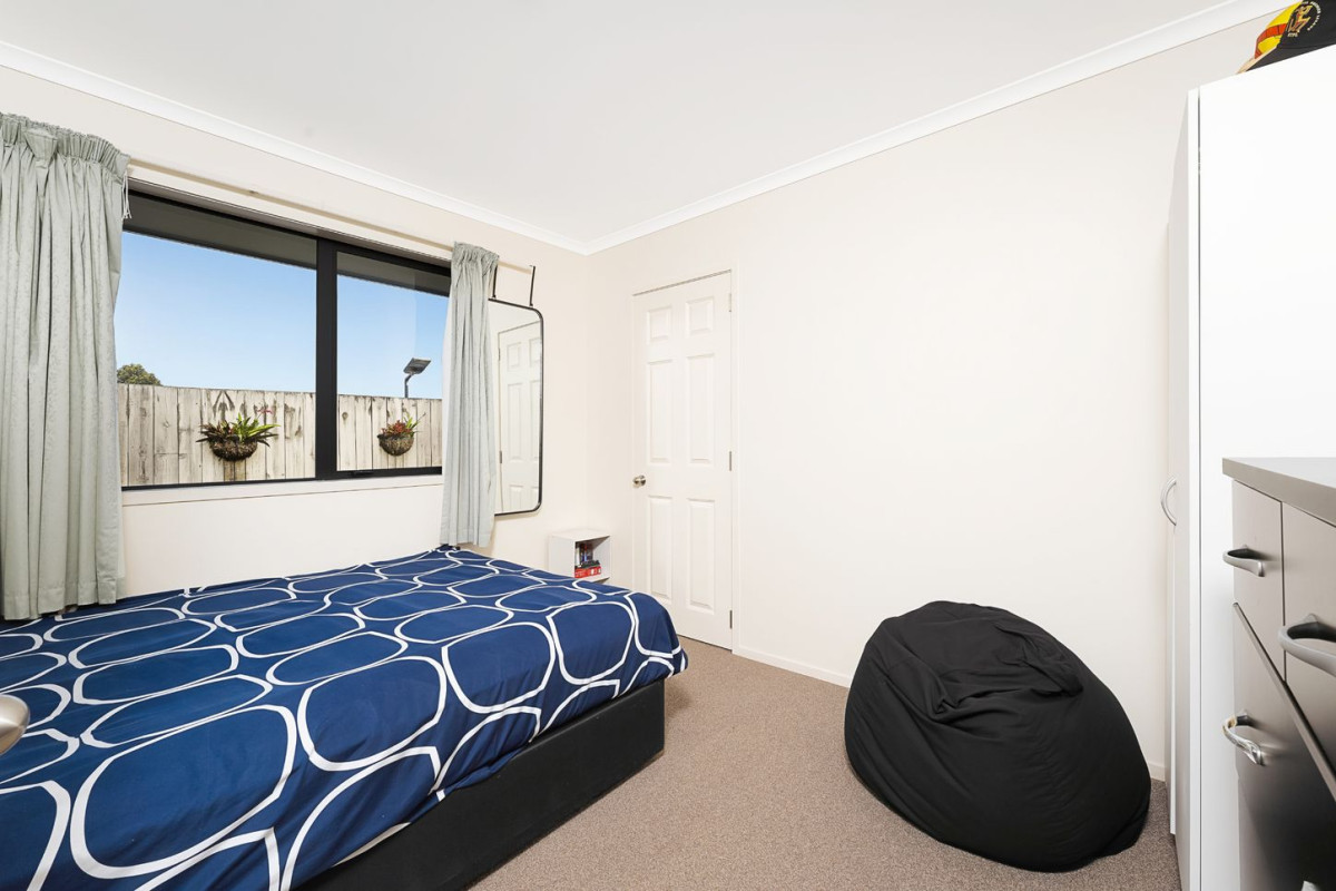Must sell, Overseas Vendor , once in 6 years, 191m2 Brick and tile 4 beds 2 baths house with double garage on 583m2 section, close to school, parks, shopping centres and all essential amenities, 42 San Marino Drive West, Henderson, Auckland