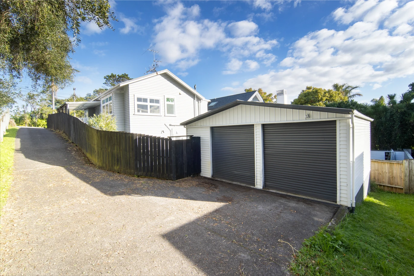 Sea views, Next to a seaside reserve, 123m2 3 beds 2 baths house with double garage, zoned for Blockhouse Bay School, Blockhouse Bay Intermediate, Lynfield College, and Green Bay High School, 51 Taunton Terrace, Blockhouse Bay, Auckland