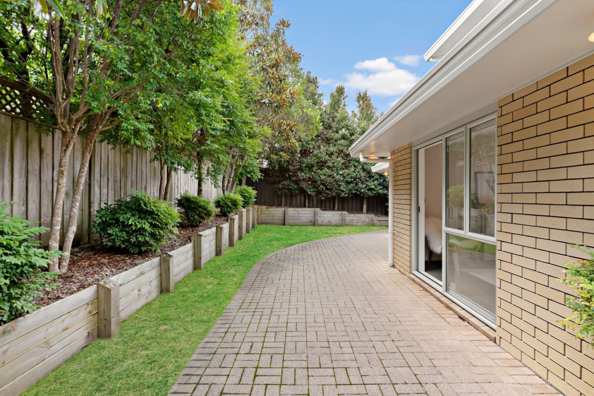 190m2 Standalone 3 beds 2 baths house with double garage, close to to Botany Town Centre and Meadowlands Shopping Centre, zoned for Cockle Bay School, Somerville Intermediate and Howick College, 1/8 Alicia Road, Somerville, Auckland