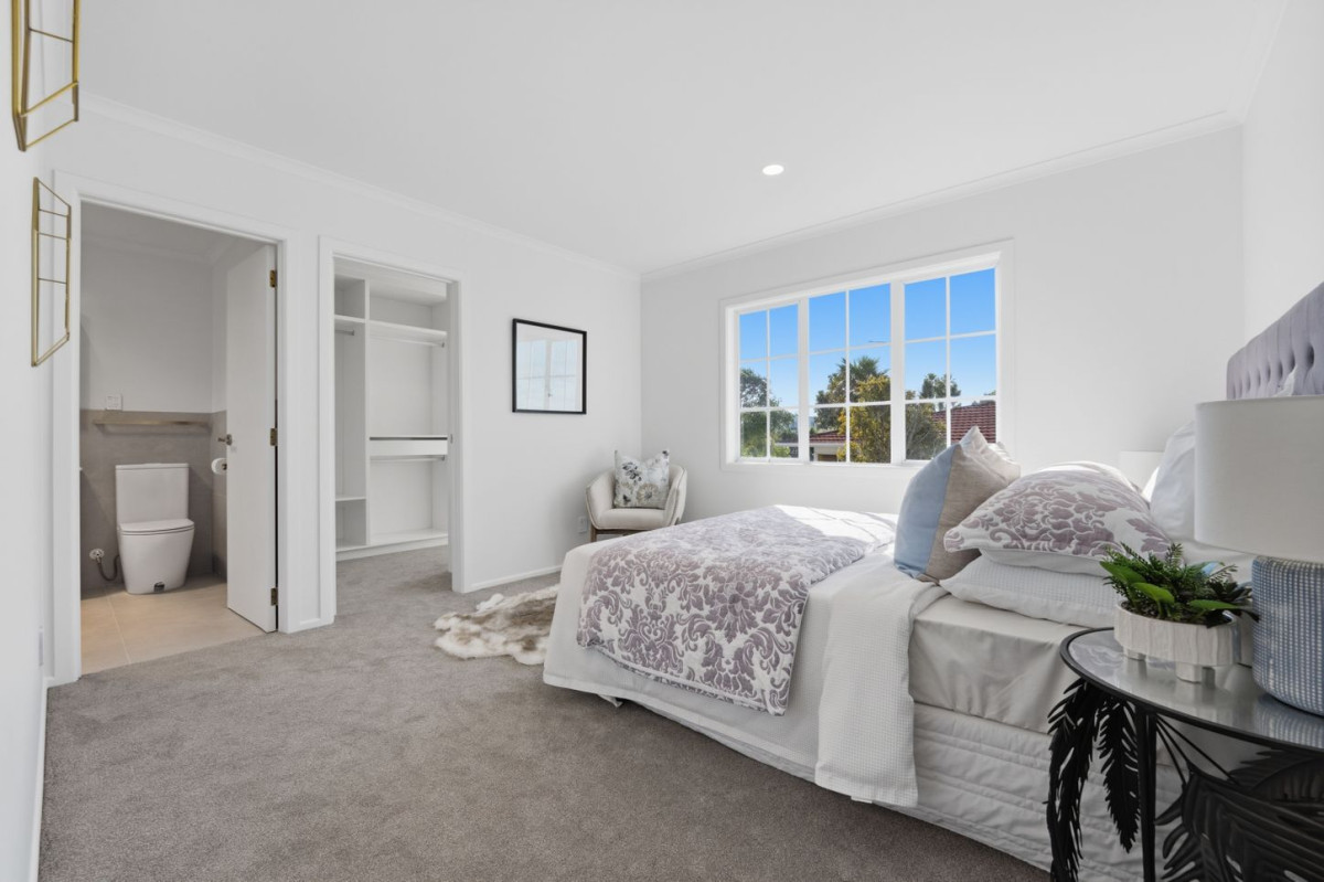 Must sell, Rangitoto College zone, 865 m2 with Sea views, 190m2 4 beds 2.5 baths house with double garage, Located within walking distance to Mairangi Bay village and beach, and zoned for Rangitoto College, Mairangi Bay School and Murrays Bay Intermediate, 355 East Coast Road, Mairangi Bay, Auckland