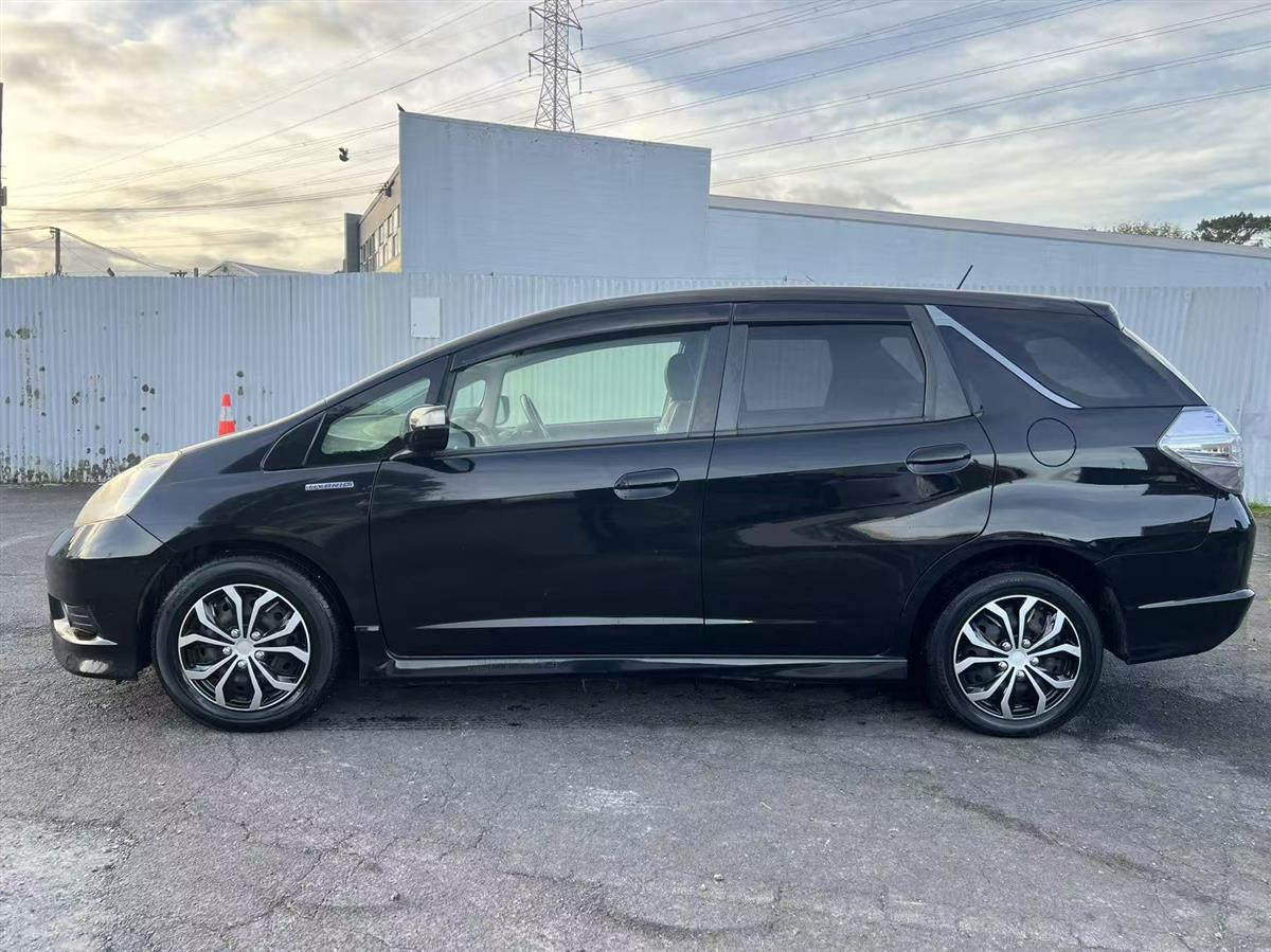2013 Honda Fit SHUTTLE HYBRID Hatchback Automatic, 5 seats, Black, 1 owner, Petrol, 1,339 cc, 140,902 km