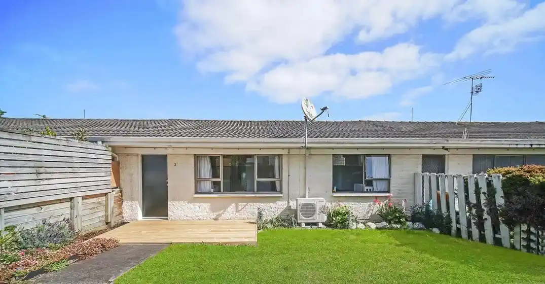 For rent, 3 beds 1 bath townhouse with car park, Available now, 2/31 Bowater Place, Manurewa, Auckland