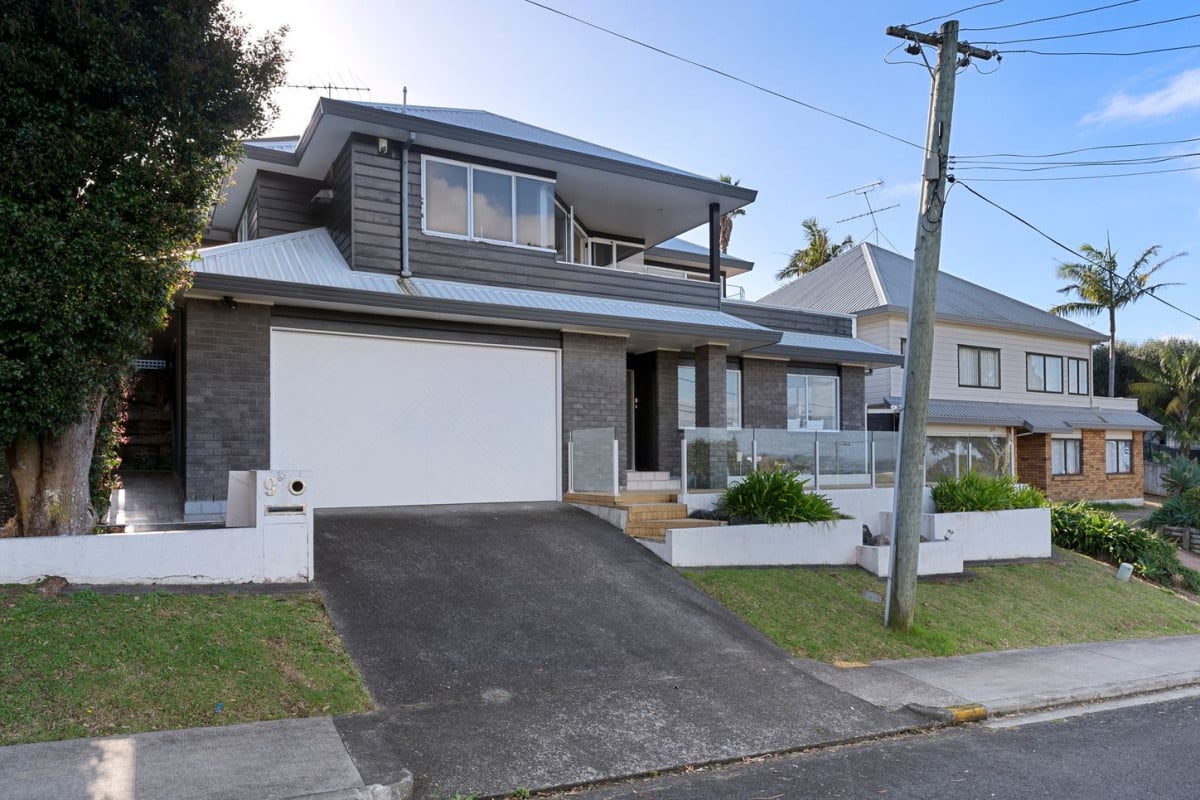 Macleans College zone, 190m2 3 beds 2 baths house with double garage, close to Mellons Bay Beach , MacDonald Walkway and Mcleay Reserve, Howick Village, zoned for Mellons Bay School, Bucklands Beach Intermediate, and Macleans College, 2/9 Colmar Road, Mellons Bay, Auckland
