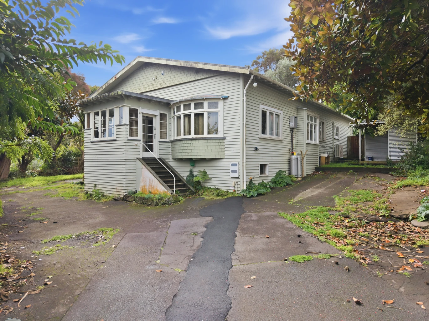 Mt Albert Grammar School zone, 4 beds + 3 flexi room 4 baths house on 1290m2 section, Walking distance to Eden Park, Dominion Road local restaurants, supermarkets, bus stations and Kingsland Train station, 4KM to Auckland CBD & Universities, 1 Onslow Road, Mount Eden, Auckland
