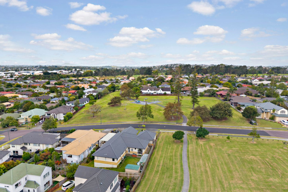 NECT to a reserve, 230m2 5 beds (2 ensuites) 3 baths house with double garage on 650m2 section, Minutes to the golf course, and Botany Town Centre. zoning for Botany Downs School, Howick Intermediate, Howick College and Pakuranga College, 24 Corta Bella Place, Golflands, Auckland