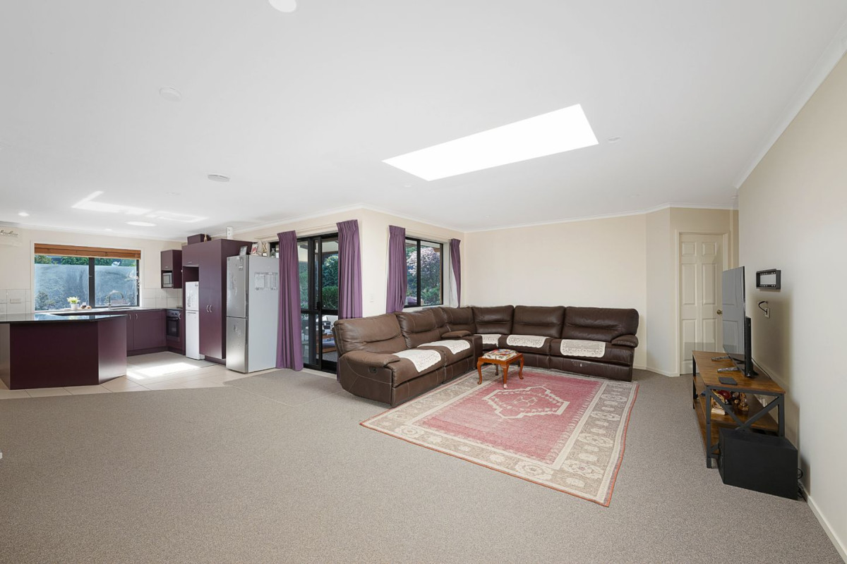 Must sell, Overseas Vendor , once in 6 years, 191m2 Brick and tile 4 beds 2 baths house with double garage on 583m2 section, close to school, parks, shopping centres and all essential amenities, 42 San Marino Drive West, Henderson, Auckland