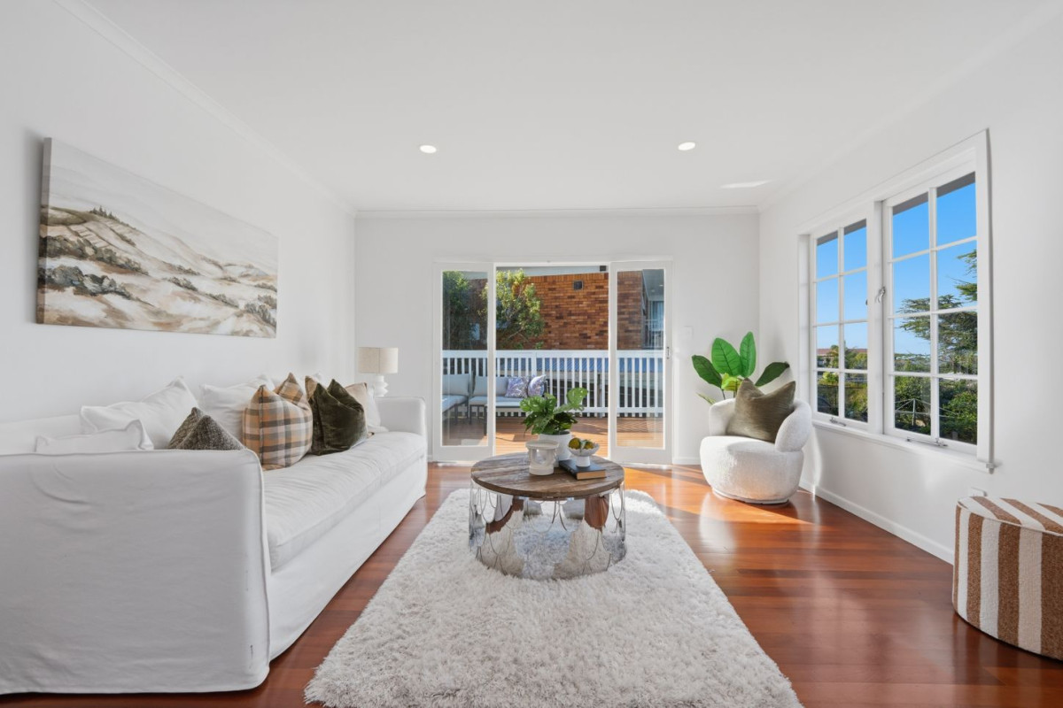 Must sell, Rangitoto College zone, 865 m2 with Sea views, 190m2 4 beds 2.5 baths house with double garage, Located within walking distance to Mairangi Bay village and beach, and zoned for Rangitoto College, Mairangi Bay School and Murrays Bay Intermediate, 355 East Coast Road, Mairangi Bay, Auckland