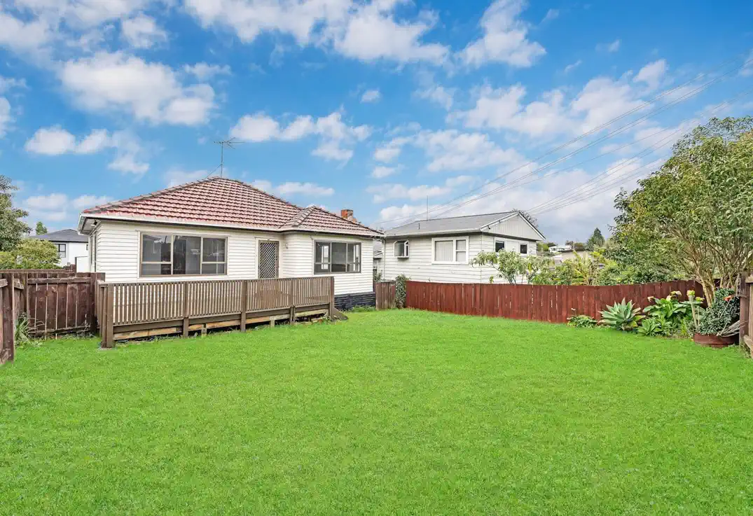 For rent, 2 beds 1 bath house with garage, Available from 28th May, 1/64 Weymouth Road, Manurewa, Auckland