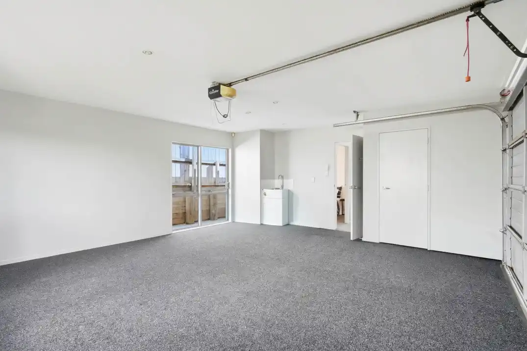 Move-in ready, Brick and tile 4 beds 2 baths house with double garage on 468m2 section, close to schools, Local shops and amenities, motorway access, 0.8 km to Aorere College, 2 Capital Place, Papatoetoe, Auckland