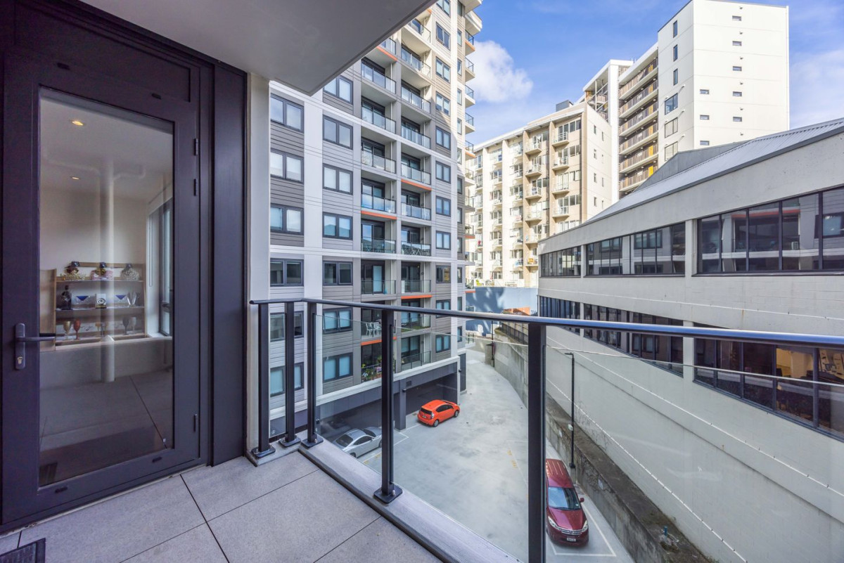 Auckland Girls Grammar school zone, Freehold 2 beds ( 1 bed + 1 Flexi room) 1 bath apartment, Positioned in the sought-after SugarTree Centro development, A storage locker is also included – a valuable bonus for city living. 307/145 Nelson Street, Auckland Central, Auckland