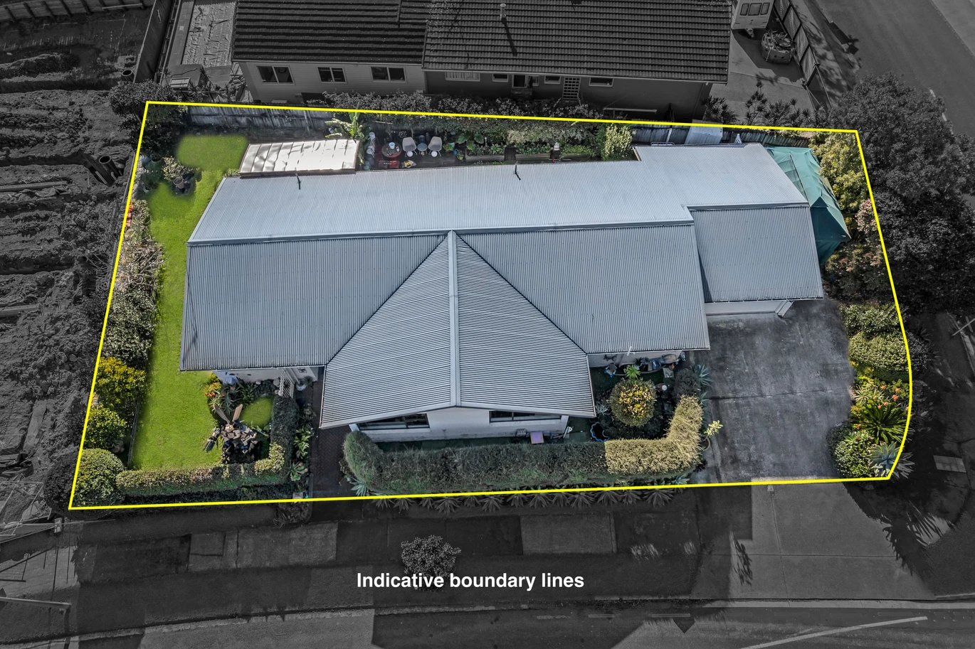 675m2 corner site, Opposite to a Park, 5 beds 3 baths house with double garage, zoned for Sunnyhills School, Farm Cove Intermediate, and Pakuranga College, with both Sunnyhills School and St Kentigern College within walking distance, The owner has obtained the neighbouring property’s consent for stormwater access, 29 The Boulevard Sunnyhills, Auckland