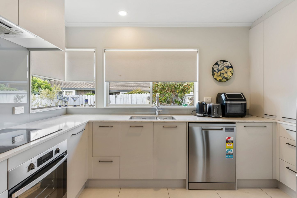 160m2 Brick and tile 3 beds 1 bath house with garage, zoned for Botany Downs School, Howick Intermediate, and Pakuranga College. minutes from Botany Town Centre and Highland Park shopping centres, golf club, 1/20 Solana Court, Botany Downs, Auckland