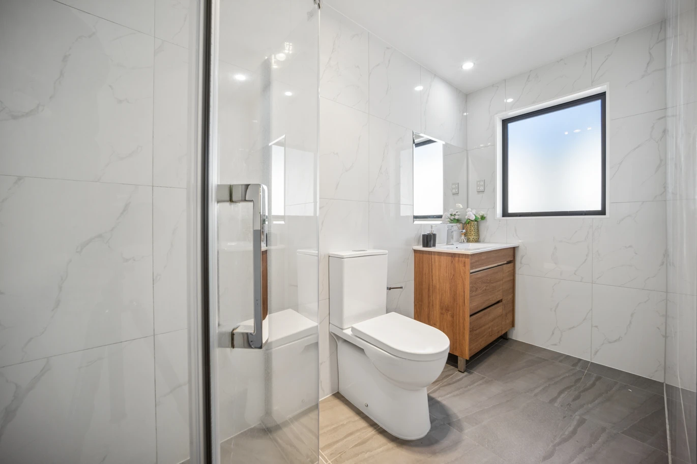 Standalone 4 beds 2.5 baths home with garage, close to schools, shopping centres, parks, easy motorway access, 52B Kimpton Road Papatoetoe, Auckland