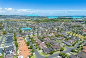 For rent, 4 beds 3 baths house with double garage, Available on 8th June, 74 Baverstock Road, Flat Bush, Auckland