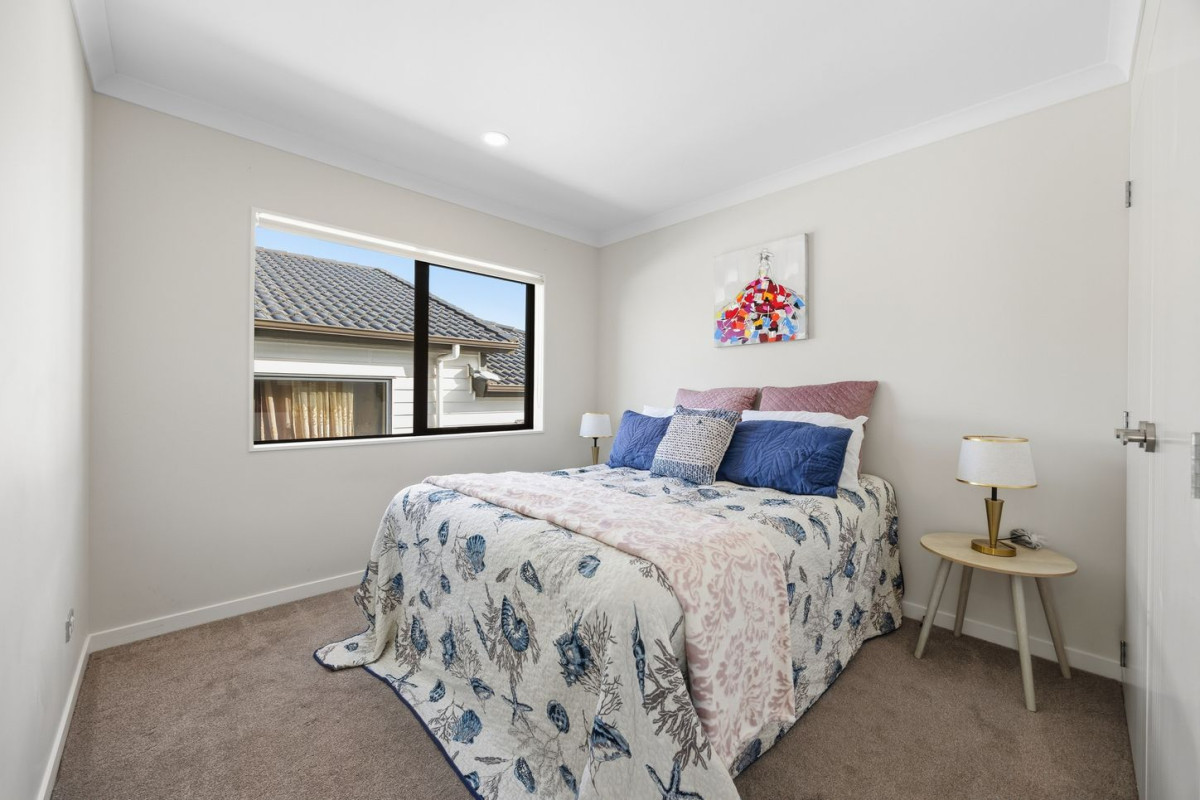 With Views, 2 kitchens, 290m2 7 beds (3 ensuites) 5.5 baths house with double garage and 2-beds granny on 372m2 section. close to schools, Ormiston shopping centre, double7 Fricker Way, Flat Bush, Auckland