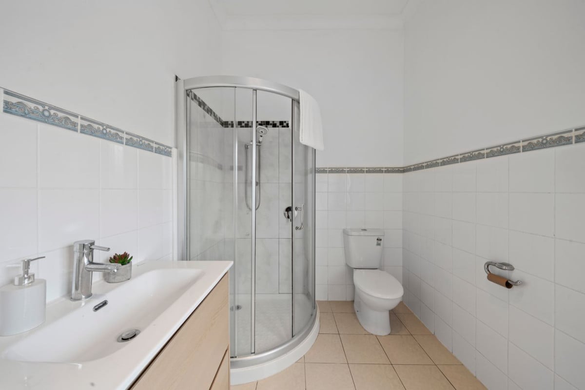 VENDOR NEEDS TO CASH OUT, 180m2 5 beds 2.5 baths house with 3 car parks on 450m2 section, Large decking area, Garden shed for extra storage, close to shops, supermarket, schools, easy motorway access, 80B Wallace Road, Papatoetoe, Auckland
