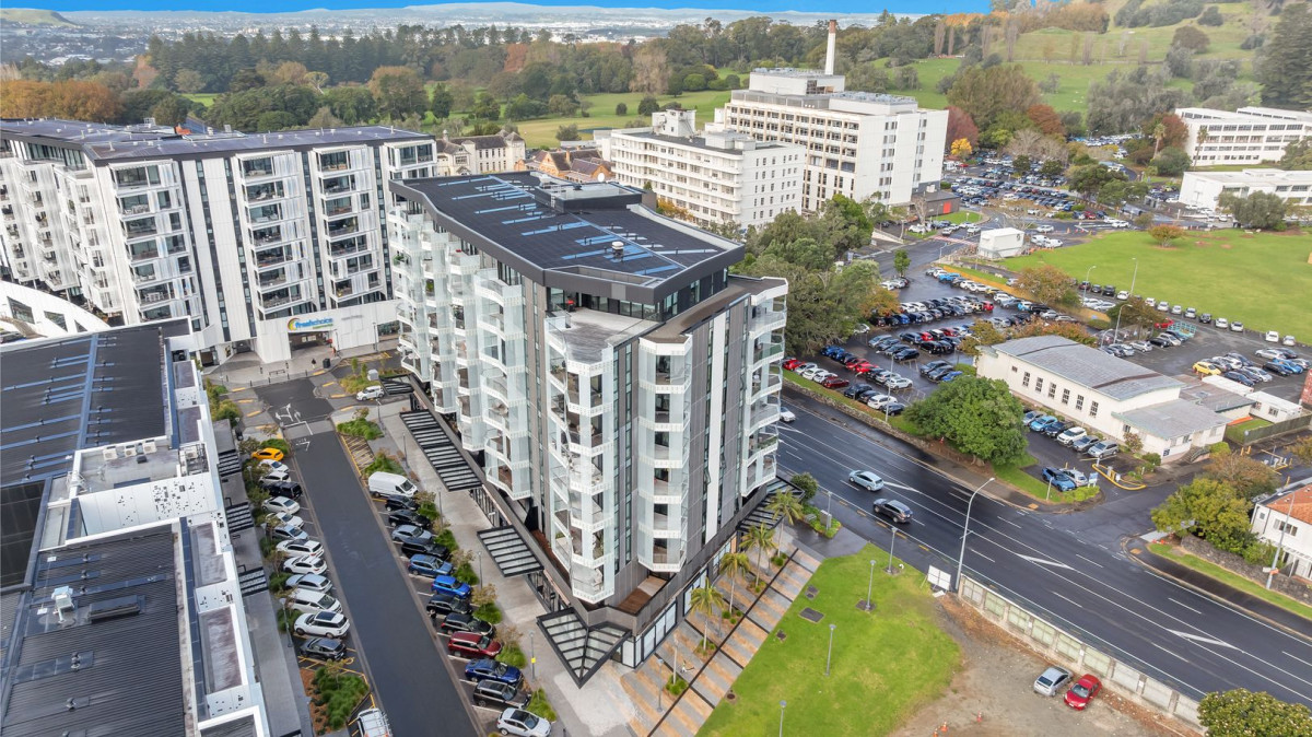 Double Grammar school zone, Liquidating sale, 65m2 1 bed + flexi room 1 bath 1 car park apartment, monment from Cornwall Park and One Tree Hill, zoned for Auckland Grammar and Epsom Girls Grammar school, 106/223B Green Lane West, Epsom, Auckland