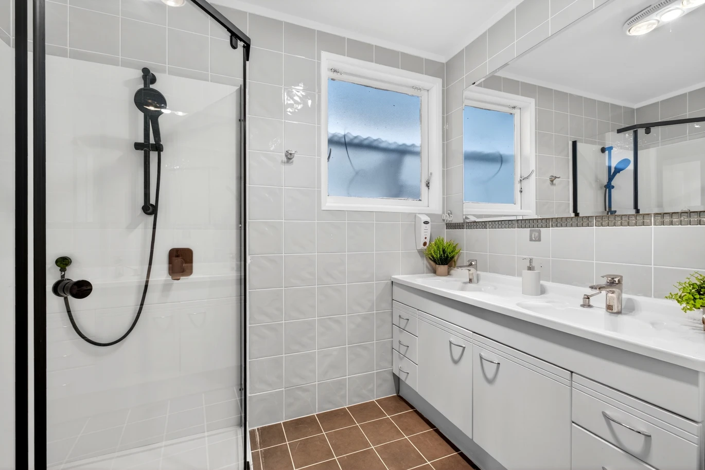 1060m2 section, Refurbished 3 beds 1 bath house, Two utility rooms with their own kitchenette, total 229m² floor area, 28 Cornwall Road, Papatoetoe, Auckland