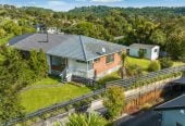 Renovated 3 beds 1 bath home with garage, just a short walk to highly sought-after Kaurilands Primary and Glen Eden Intermediate, while also being close to parks, cafés, Titirangi Village, and local amenities, 3/70 Kaurilands Road, Titirangi, Auckland