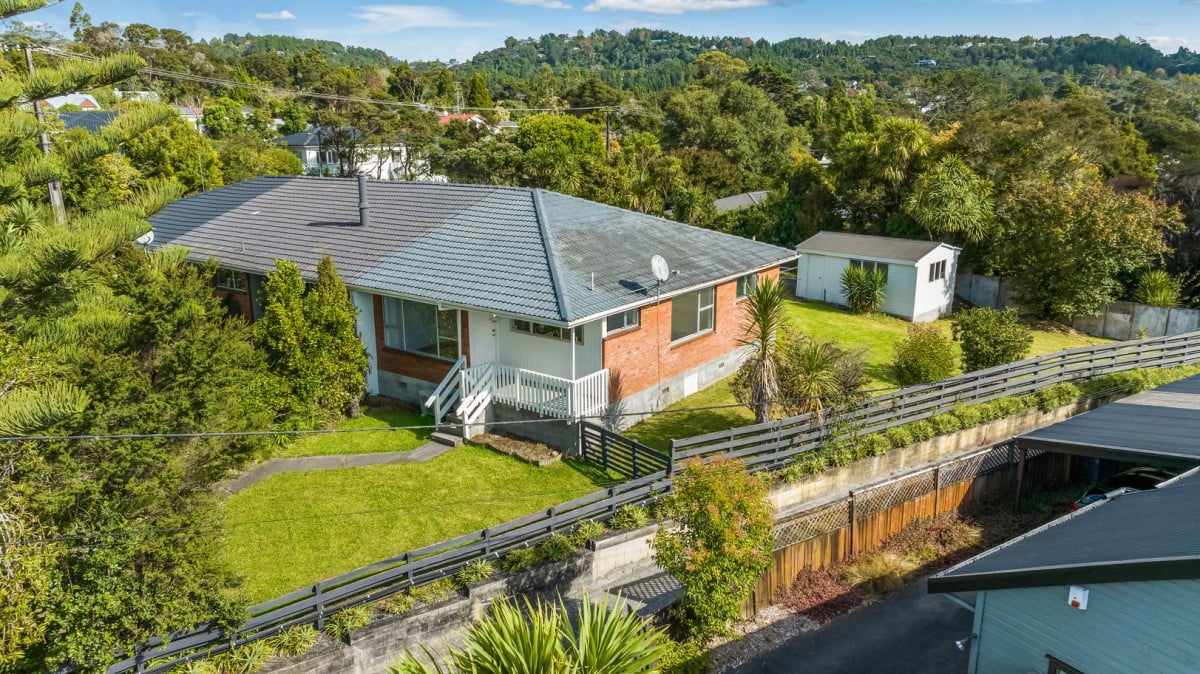 Renovated 3 beds 1 bath home with garage, just a short walk to highly sought-after Kaurilands Primary and Glen Eden Intermediate, while also being close to parks, cafés, Titirangi Village, and local amenities, 3/70 Kaurilands Road, Titirangi, Auckland