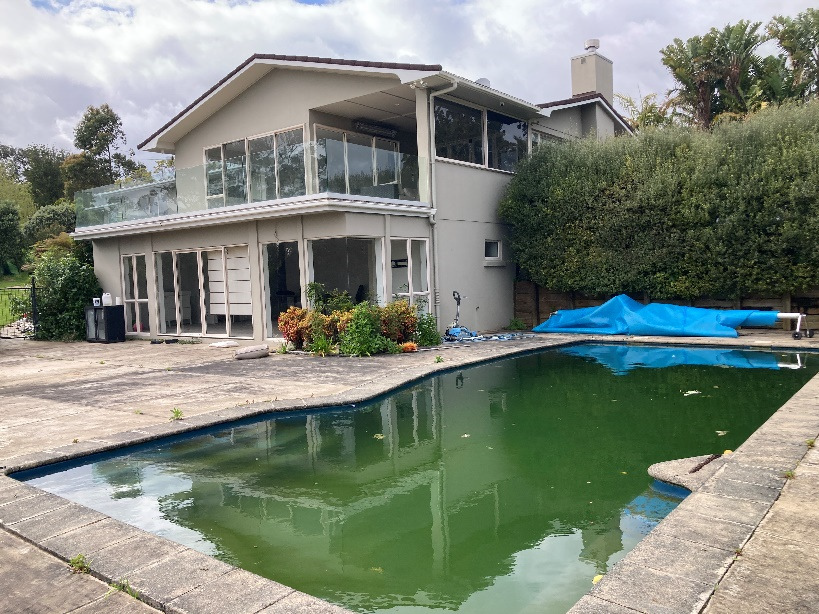 Mortgagee sale, 5 beds 4 baths house with double garage on 8094m2 section, close to Ormiston and Manukau shoppingcentres, motorway access, 378 Redoubt Road, Totara Park, Auckland