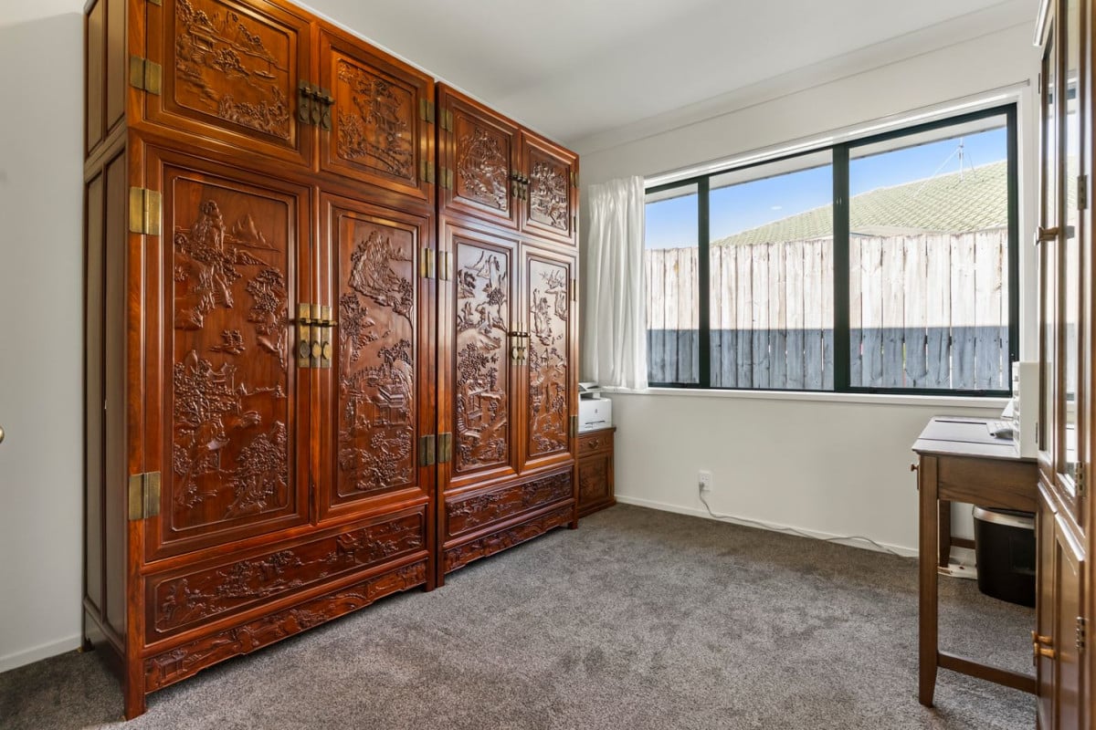 225m2 4 beds 2 baths house with double garage on 741m2 section, zoned for Cockle Bay School, Shelly Park School, Somerville Intermediate and Howick College. close to Meadowlands Shopping Centre, Botany Town Centre, 6 Sharples Place, Somerville, Auckland