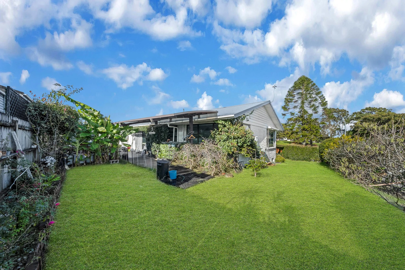 675m2 corner site, Opposite to a Park, 5 beds 3 baths house with double garage, zoned for Sunnyhills School, Farm Cove Intermediate, and Pakuranga College, with both Sunnyhills School and St Kentigern College within walking distance, The owner has obtained the neighbouring property’s consent for stormwater access, 29 The Boulevard Sunnyhills, Auckland