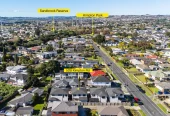 Standalone 4 beds 2.5 baths home with garage, close to schools, shopping centres, parks, easy motorway access, 52B Kimpton Road Papatoetoe, Auckland